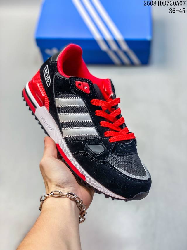 阿迪达斯 Adidas Zx 750 户外耐磨舒适运动休闲鞋男款经典运动鞋。80年代,Zx系列问世。这款经典鞋,采用热塑性聚氨酯橡胶 Tpu 鞋跟笼,搭配乙烯