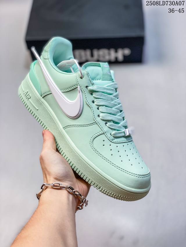 耐克 空军一号 Af1 低帮休闲板鞋 Ambush X Nk Air Force 1'07 Low Sp 空军一号联名标志性的Swoosh延伸至鞋跟之外，鞋舌和