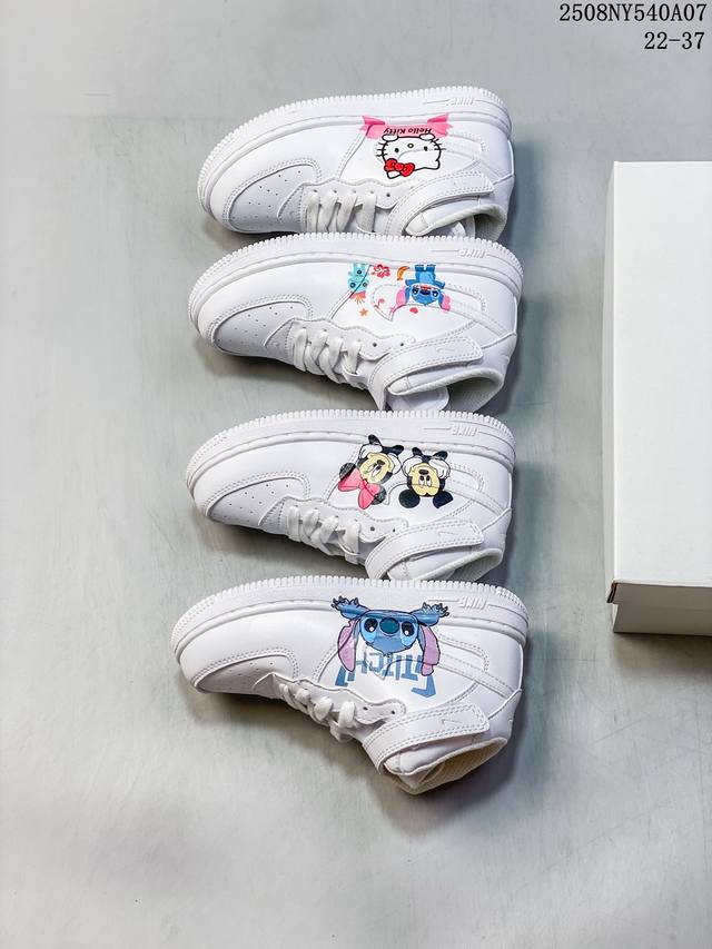 22-37童鞋全白彩绘 耐克Nike Air Force 7 空军一号低帮百搭休闲运动板鞋。柔软、弹性十足的缓震性能和出色的中底设计，横跨复古与现代的外结合，造