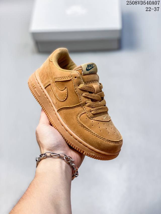 22-37童鞋麦色 耐克Nike Air Force 1“07 空军一号低帮百搭休闲运动板鞋。柔软、弹性十足的缓震性能和出色的中底设计，横跨复古与现代的外结合，