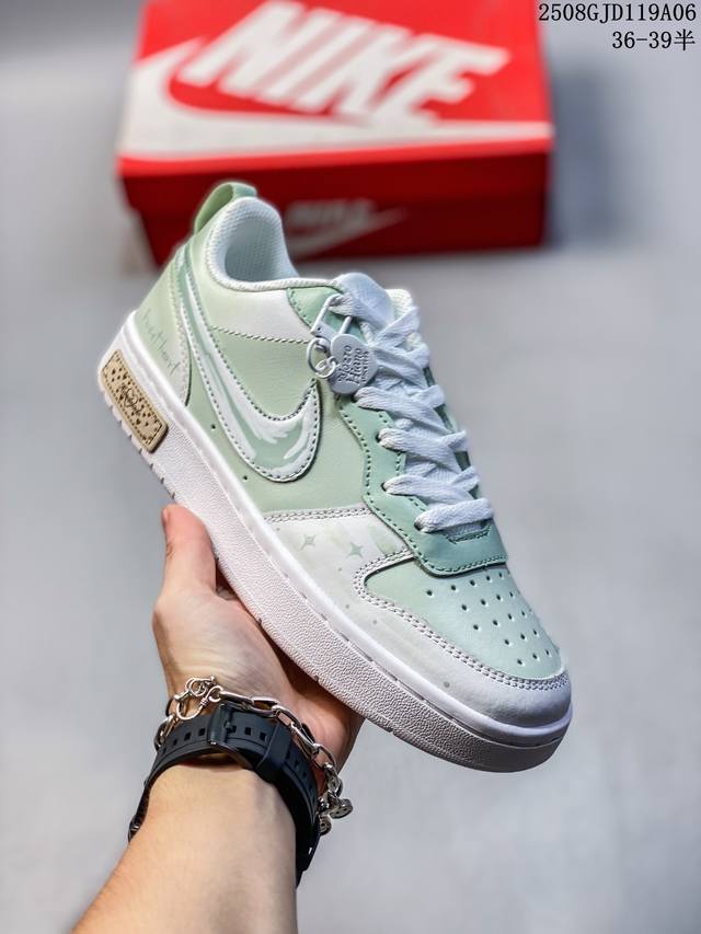 公司级Nike Court Borough “彩虹云朵”踏青季低帮板鞋 彩虹云朵，是自然赠予人间的浪漫奇迹。雨后初晴时，阳光穿过悬浮在天空中的无数细小水滴，经折