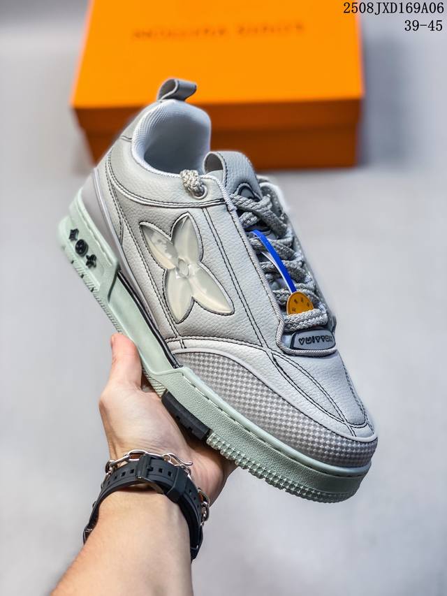 公司级 Lv Skate Sneaker 路易威登 2025年新款运动板鞋 蛇年限定 春夏秀场初次亮相，此次以粒面牛皮革焕新呈现。加垫鞋领和鞋舌援引滑板鞋设计，