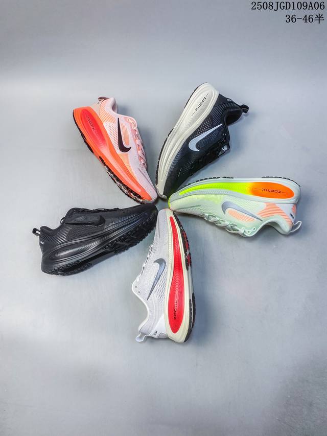 耐克Nike Vomero 18 耐克 舒适减震防滑 低帮跑步鞋全掌Reactx泡绵中底 前掌和后跟还配备了Air Zoom气垫单元 据说跑起来更快更舒适哦 这