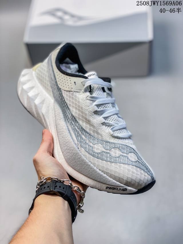 公司级Saucony索康尼 Endorphin Pro系列啡鹏4男女低帮缓震跑步鞋 索康尼推出的Endorphinpro4跑鞋是一款外观激进但脚感舒适的跑鞋，采