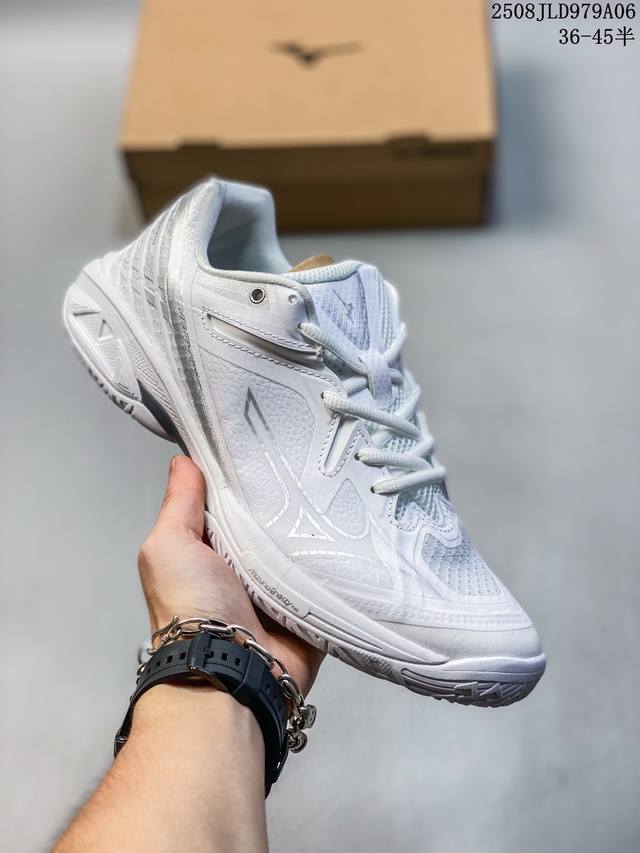 Union X Nike Cortez 重磅联名整体延续 Nike Cortez 传统的 阿甘鞋 造型，鞋面采用麂皮打造搭配鞋侧特殊的彩色编织材质，层次感十足。