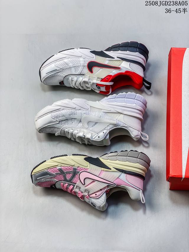 Nike 耐克 V2K Run 减震防滑 复古低帮运动跑步鞋 超火复古跑鞋，采用太空革组合呼吸网眼布鞋面材质，搭载正确4层组合底模，嵌入Tpu加固稳定模块,双层