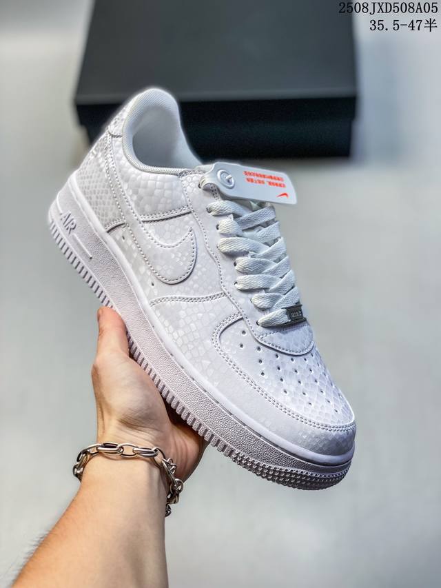 公司级带半码 耐克 Nike Air Force 1 ’07 空军一号 Af 1 低帮 厚底增高百搭 休闲运动板鞋。柔软、弹性十足的缓震性能和出色的中底设计，横