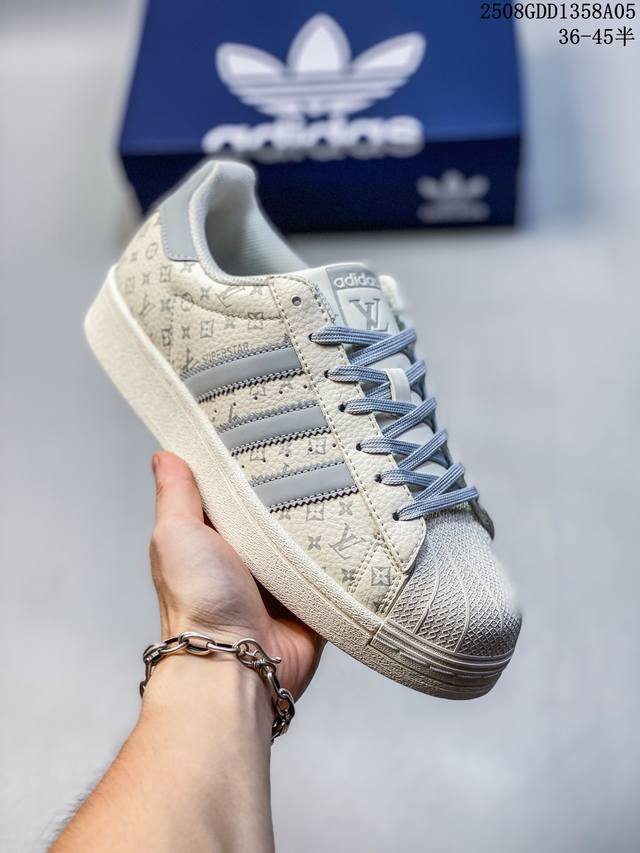 海外爆款限量发售！高端定制Adidas贝壳头 “Lv路易威登联名-米白灰”Lv印花效果 高端定制 低帮休闲板鞋 定制鞋盒 大厂纯原品质出货 超高清洁度 皮料切割