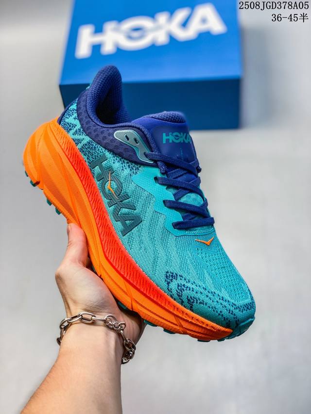 公司级小红书推荐Hoka M Challenger Atr 7 全新配色 这个品牌来自于新西兰的毛利语，Hoka表示大地，One One表示飞越，连起来就是飞越