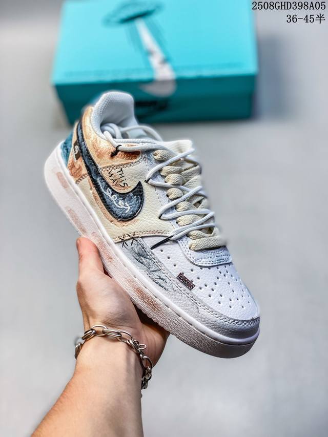 定制球鞋]Nike Court Borough“Love迷雾”解构手绘 潮流简约低帮板鞋 “Love 迷雾” 板鞋以柔和的浅蓝为主色调，仿佛清晨弥漫在山谷间的薄