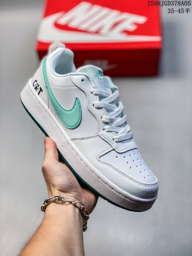 耐克 Nike 男女子运动鞋 Court Borough Low订制 小空军低帮板鞋。1.其皮革材质的鞋面结合网眼鞋舌，在出众外观与质感的同时提供稳固支撑，并且