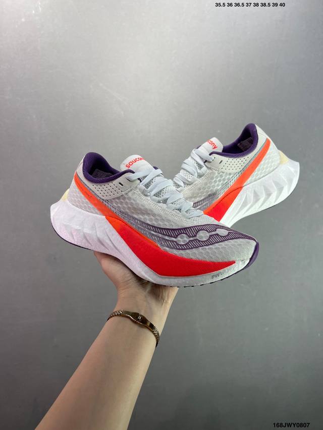 公司级Saucony索康尼 Endorphin Pro4系列 男女低帮缓震跑步鞋 索康尼推出的跑鞋是一款外观激进但脚感舒适的跑鞋 采用了全新的中底设计和鞋面工程