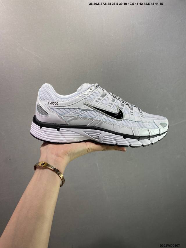 公司级耐克Nike P-6000 跑鞋内外侧都用了红色的钩子，采用透气材料，搭配匠心覆面，再现千禧年代的跑鞋风格，塑就大气外观。鞋款秉承 Nike Pegasu
