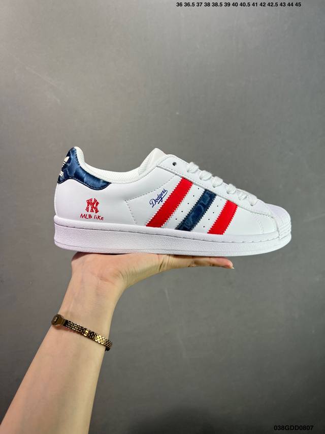 公司级Ad Originals Superstar 经典复古贝壳头板鞋 Jp9310 诞生于1969年 是第一双将全皮面鞋 身与橡胶鞋头结合在一起的低帮篮球鞋