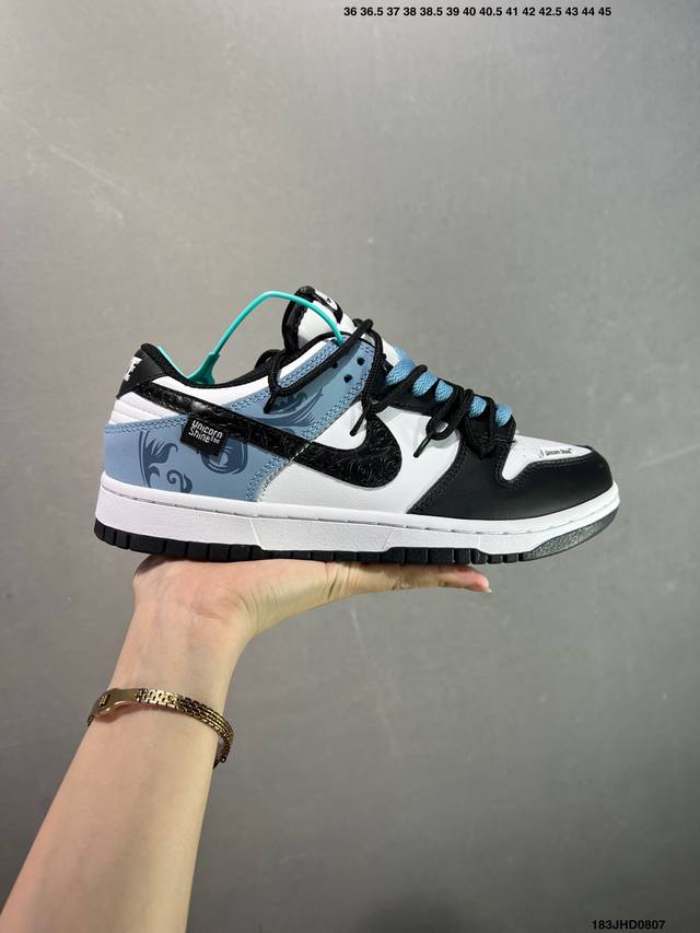 耐克Nike Sb Dunk Low Pro 复古低帮 休闲运动滑板板鞋。采用脚感柔软舒适Zoomair气垫，有效吸收滑板等极限运动在落地时带来的冲击力，为街头