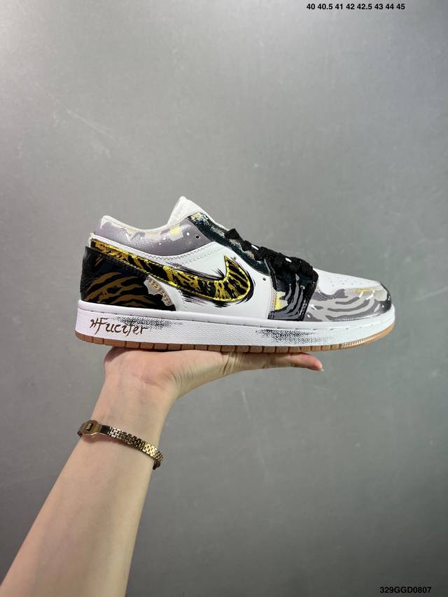 公司级Nike Air Jordan 1 Low Aj1乔1低帮休闲板鞋 同步官方配色 原档冲孔鞋头 四线拉帮 鞋舌高弹海绵填充 官方货号:553558 113