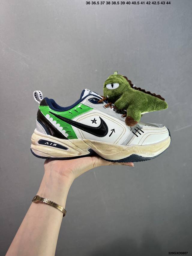 公司级Nike Dunk Sb Low 全新配色 定制Dunk Sb顾名思义，具有经典的Dunk血缘，又注入了更多的时尚元素。相较于普通的Dunk滑板鞋，改良版