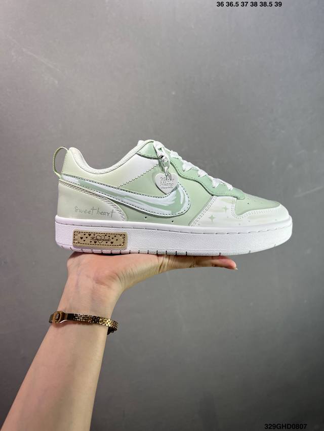 公司级Nike Court Borough “彩虹云朵”踏青季低帮板鞋 彩虹云朵，是自然赠予人间的浪漫奇迹。雨后初晴时，阳光穿过悬浮在天空中的无数细小水滴，经折