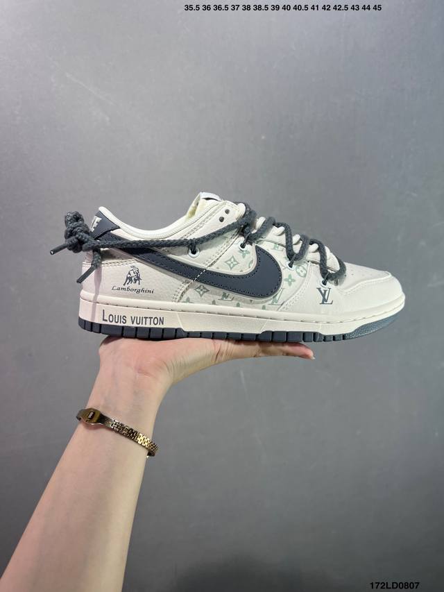 Nike Dunk Sb Low 定制配色 定制Dunk Sb顾名思义，具有经典的Dunk血缘，又注入了更多的时尚元素。相较于普通的Dunk滑板鞋，改良版的Du