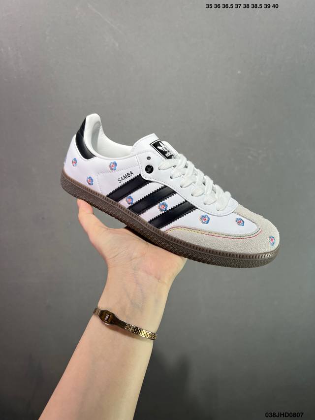 特价 Ad Original Samba Og 复古经典轻便板鞋 口碑大厂出品 正确烫金高频细节 原装纳米超迁皮料 独家私模橡胶大底 原盒原配 这款桑巴鞋展示了