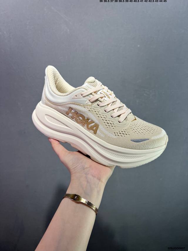 Hoka M Bondi 9 轻盈跑鞋 这个品牌来自于新西兰的毛利语，Hoka表示大地，One One表示飞越，连起来就是飞越地平线，One One不是读作“万