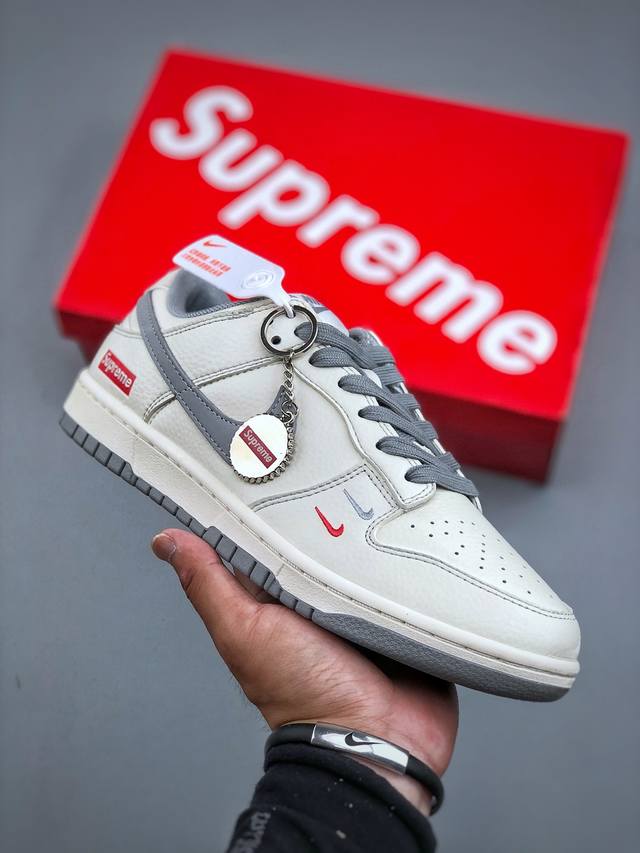 福利特价 Nike Sb Dunk Low“Supreme联名 米白灰双勾” 周年高端定制 低帮休闲板鞋 定制鞋盒 大厂纯原品质出货 超高清洁度 皮料切割干净无