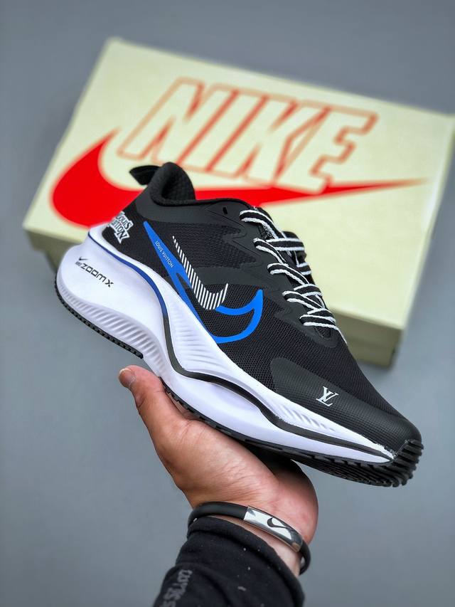 C版 Nike Zoom Plus 黑蓝跑鞋 兼顾迅疾外观和稳固脚感 后跟覆面和中足动态支撑巧妙融合 缔造稳定顺畅的迈步体验 采用密度更高的材料而且去除了前一代