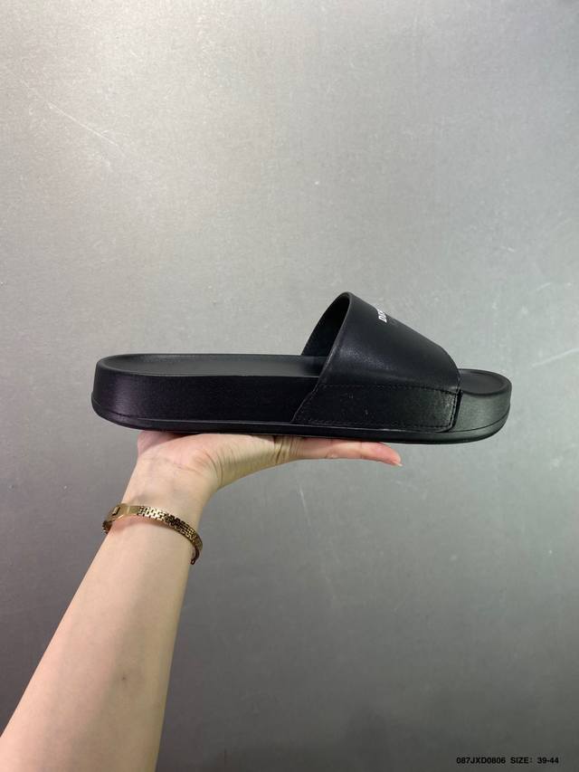 迪桑特Descente Lcing Nars 百搭柔软 防滑一字拖鞋 中底设计提供更佳支撑和舒适感受 一片式鞋面搭配加厚衬里 贴合脚面 给予舒适脚感 男女同款