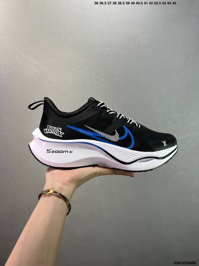 公司级Nike Zoom Plus 全新跑鞋 兼顾迅疾外观和稳固脚感 后跟覆面和中足动态支撑巧妙融合 缔造稳定顺畅的迈步体验 采用密度更高的材料而且去除了前一代