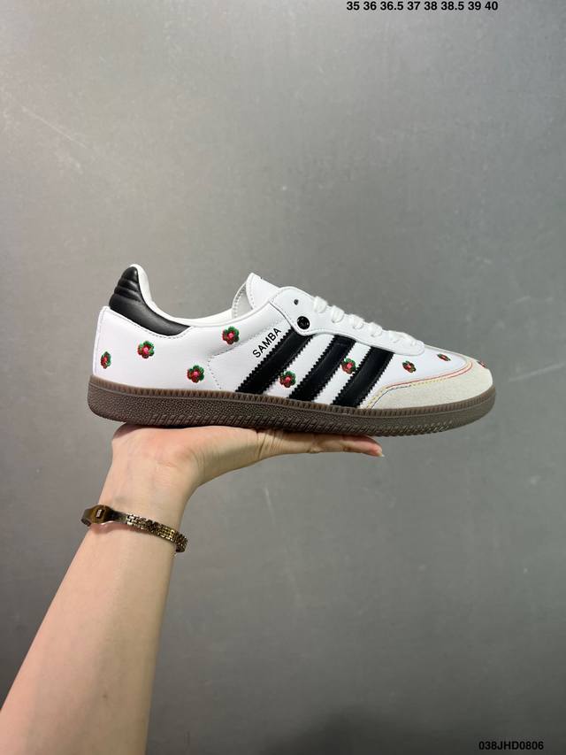 特价 Ad Original Samba Og 复古经典轻便板鞋 口碑大厂出品 正确烫金高频细节 原装纳米超迁皮料 独家私模橡胶大底 原盒原配 这款桑巴鞋展示了