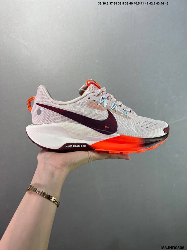 公司级Nike Reactx Pegasus Trail 5 Next Nature 越野跑步鞋 登月兼顾迅疾外观和稳固脚感 后跟覆面和中足动态支撑巧妙融合 缔