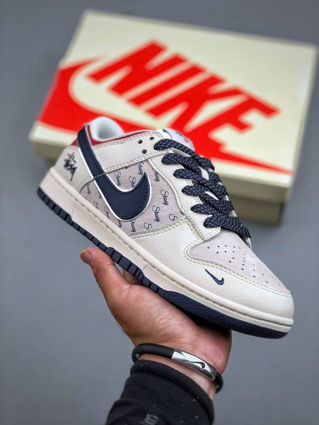 福利特价 Nike Sb Dunk Low“ 斯图西联名 蓝白红英文” 周年高端定制 低帮休闲板鞋 定制鞋盒 大厂纯原品质出货 超高清洁度 皮料切割干净无任何毛
