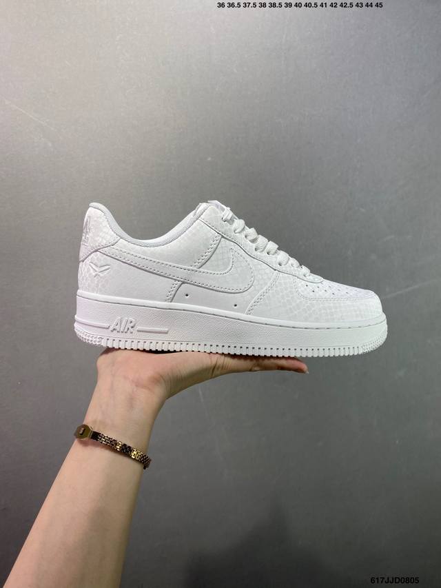 公司级Nike Air Force 1 Low Kobe Forever White 白色 鞋身带有与科比相关的细节设计，比如在鞋舌、鞋后跟等位置，印有科比的背