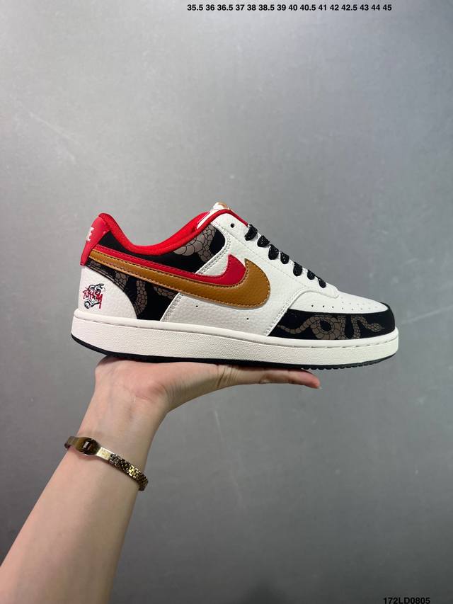 Nike Court Vision Low 定制配色 正面、内侧、外侧、前面和后面视角看下这双白又白的小白鞋，它好像是一双经典的糅合。比较舒服简单的经典设计，有