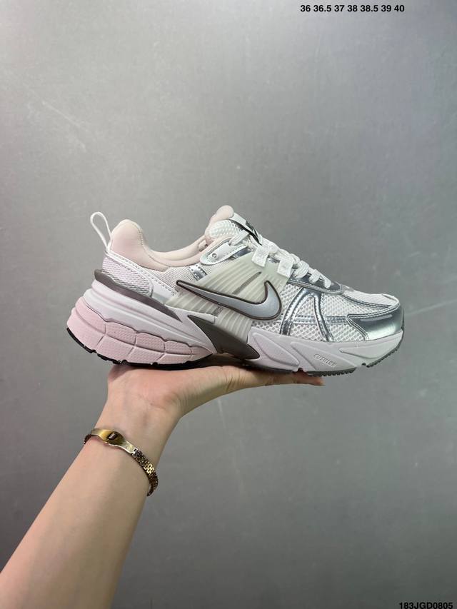Nike V2K Run跑步鞋复古风潮 网面透气运动鞋 灰银紧致的鞋面材质提供良好的包裹性鞋侧 Swoosh以及鞋头部分搭配增添不少亮点的镀铬细节鞋垫上印有Bi