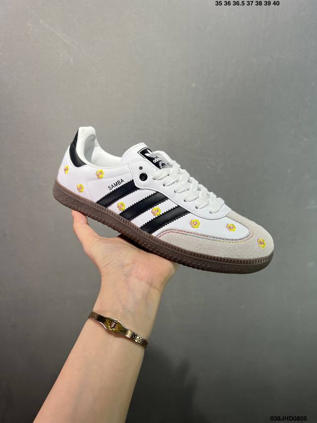 特价 Ad Original Samba Og 复古经典轻便板鞋 口碑大厂出品 正确烫金高频细节 原装纳米超迁皮料 独家私模橡胶大底 原盒原配 这款桑巴鞋展示了