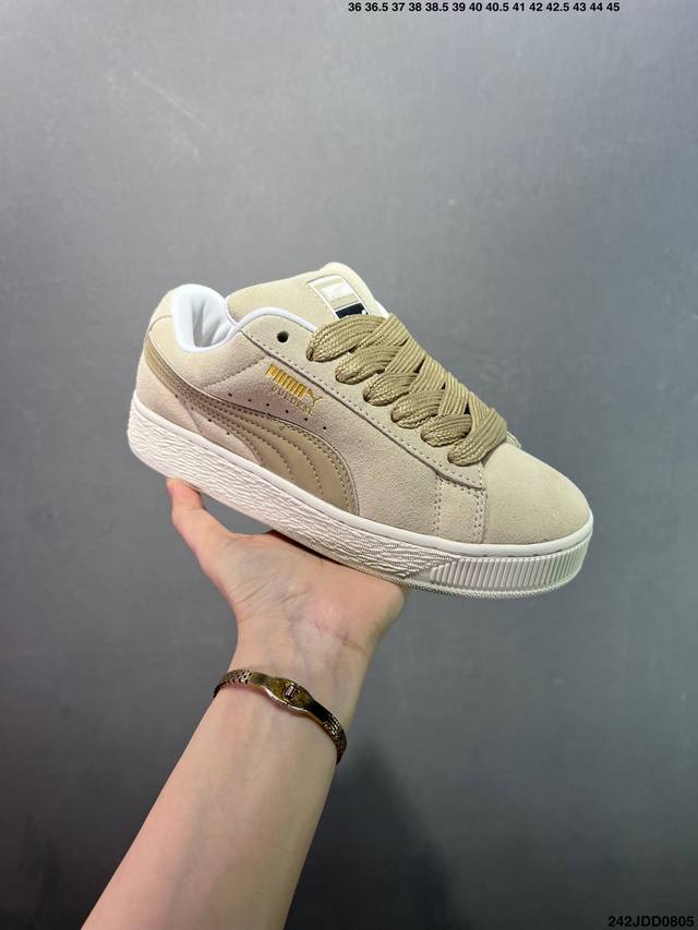 Puma Suede Xl 彪马新款面包鞋男女同款复古休闲板鞋 赠送一双鞋带 鞋身通体采用细腻的麂皮材质 厚实柔软 质感出众 鞋侧保留Puma标志性跑道图案 侧