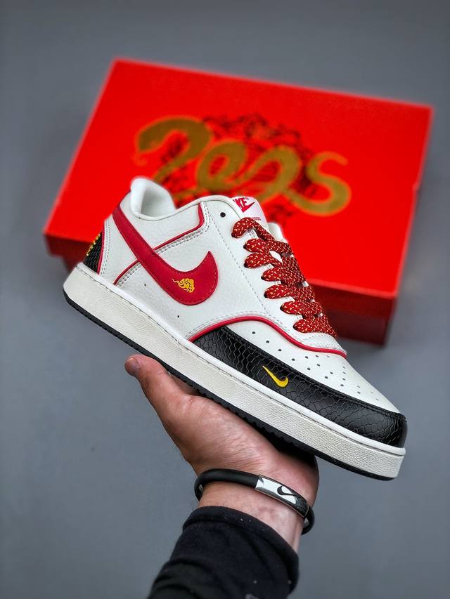 福利特价 原220 Nike Court Vision Low 蛇年限定休闲运动板鞋 纯原版本低帮百搭透气休闲运动板鞋，经典耐用的设计，兼顾舒适脚感和出众风范，