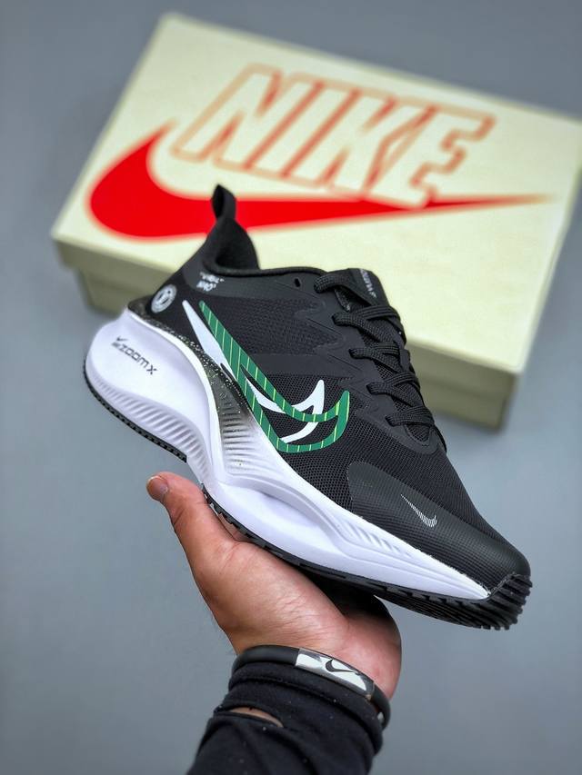 C版 Nike Zoom Plus 黑绿跑鞋 兼顾迅疾外观和稳固脚感 后跟覆面和中足动态支撑巧妙融合 缔造稳定顺畅的迈步体验 采用密度更高的材料而且去除了前一代