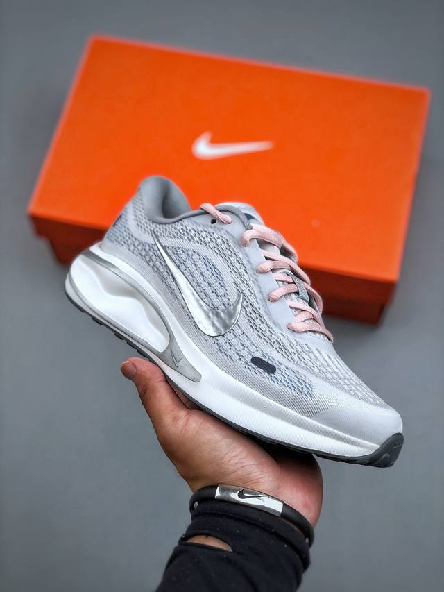 Nike Journey Run 跑步鞋 使用了新型的缓震材料 脚感偏韧后跟有加厚的海绵填充鞋子前掌和后掌做了加宽设计 增加了跑步时的稳定性织物加网纱的鞋面极好