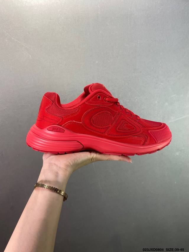 Dior 迪奥网眼织物低帮运动休闲鞋 该款系列采用黑网色眼织物白和色科技料面精心制 作图形标志 外格轻盈的刻雕效果橡胶鞋搭底配标志性点的缀提升格调 内弹部力细节