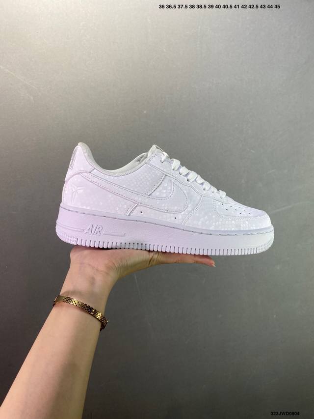 公司级Nike Air Force 1 Low Kobe Forever White 白色 鞋身带有与科比相关的细节设计，比如在鞋舌、鞋后跟等位置，印有科比的背
