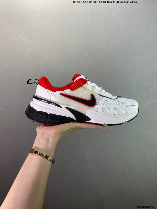 Nike V2K Run跑步鞋复古风潮 网面透气运动鞋 灰银紧致的鞋面材质提供良好的包裹性鞋侧 Swoosh以及鞋头部分搭配增添不少亮点的镀铬细节鞋垫上印有Bi