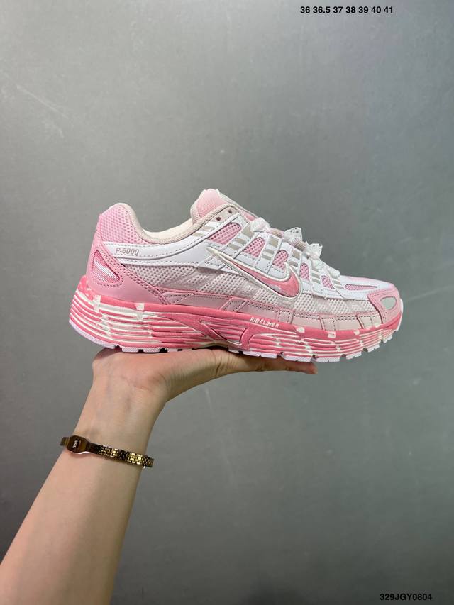 公司级耐克Nike P-6000 跑鞋内外侧都用了红色的钩子，采用透气材料，搭配匠心覆面，再现千禧年代的跑鞋风格，塑就大气外观。鞋款秉承 Nike Pegasu
