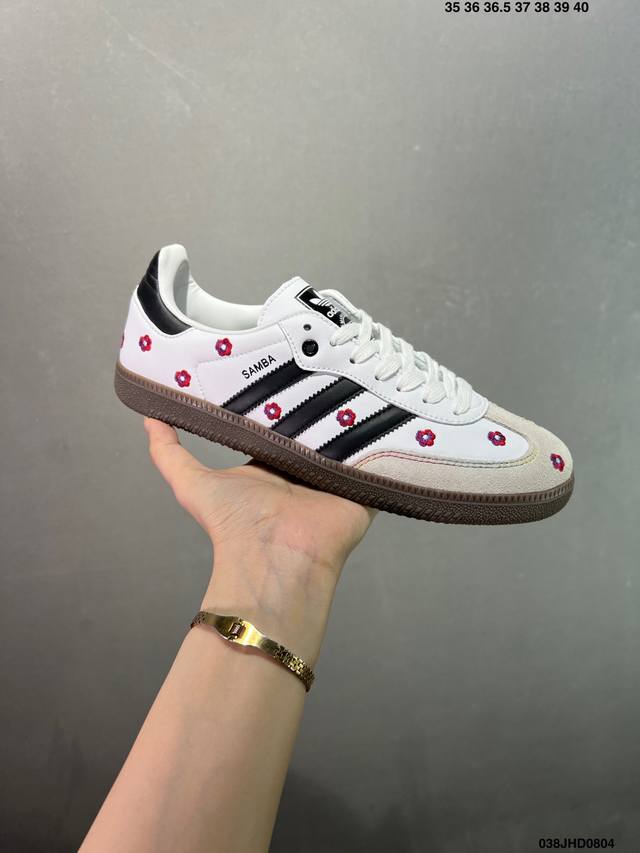 特价 Ad Original Samba Og 复古经典轻便板鞋 口碑大厂出品 正确烫金高频细节 原装纳米超迁皮料 独家私模橡胶大底 原盒原配 这款桑巴鞋展示了