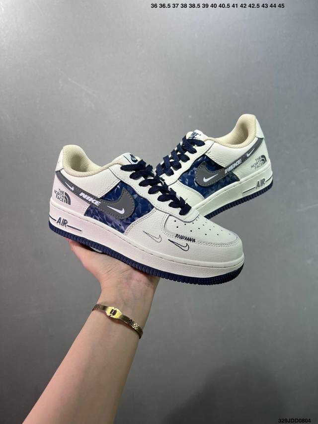 耐克Nike Air Force 7空军一号低帮百搭休闲运动板鞋。柔软、弹性十足的缓震性能和出色的中底设计，横跨复古与现代的外型结合，造就出风靡全球三十多年的F
