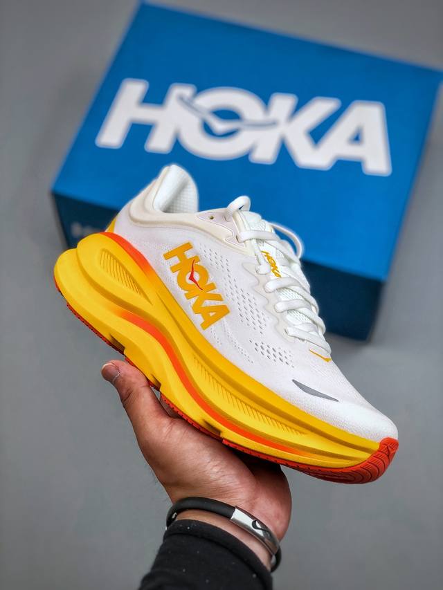 Hoka M Bondi 9 轻盈跑鞋这个品牌来自于新西兰的毛利语，Hoka表示大地，One One表示飞越，连起来就是飞越地平线，One One不是读作“万万