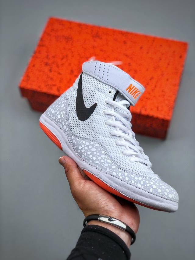 Nike Inflict 网布 减震防滑耐磨 耐克 高帮 专业训练鞋透气网布有助于在激烈的练习和艰难的比赛中保持凉爽 包覆鞋底的橡胶在各个角度为您提供抓地力 让