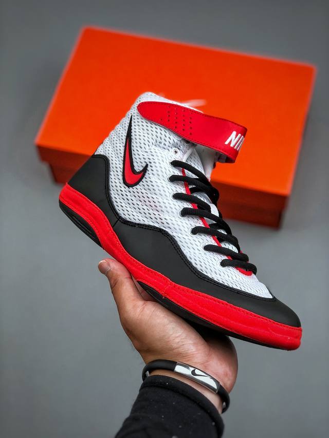 Nike Inflict 网布 减震防滑耐磨 耐克 高帮 专业训练鞋透气网布有助于在激烈的练习和艰难的比赛中保持凉爽 包覆鞋底的橡胶在各个角度为您提供抓地力 让