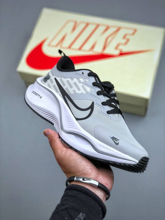 C版 Nike Zoom Plus 灰白跑鞋 兼顾迅疾外观和稳固脚感 后跟覆面和中足动态支撑巧妙融合 缔造稳定顺畅的迈步体验 采用密度更高的材料而且去除了前一代